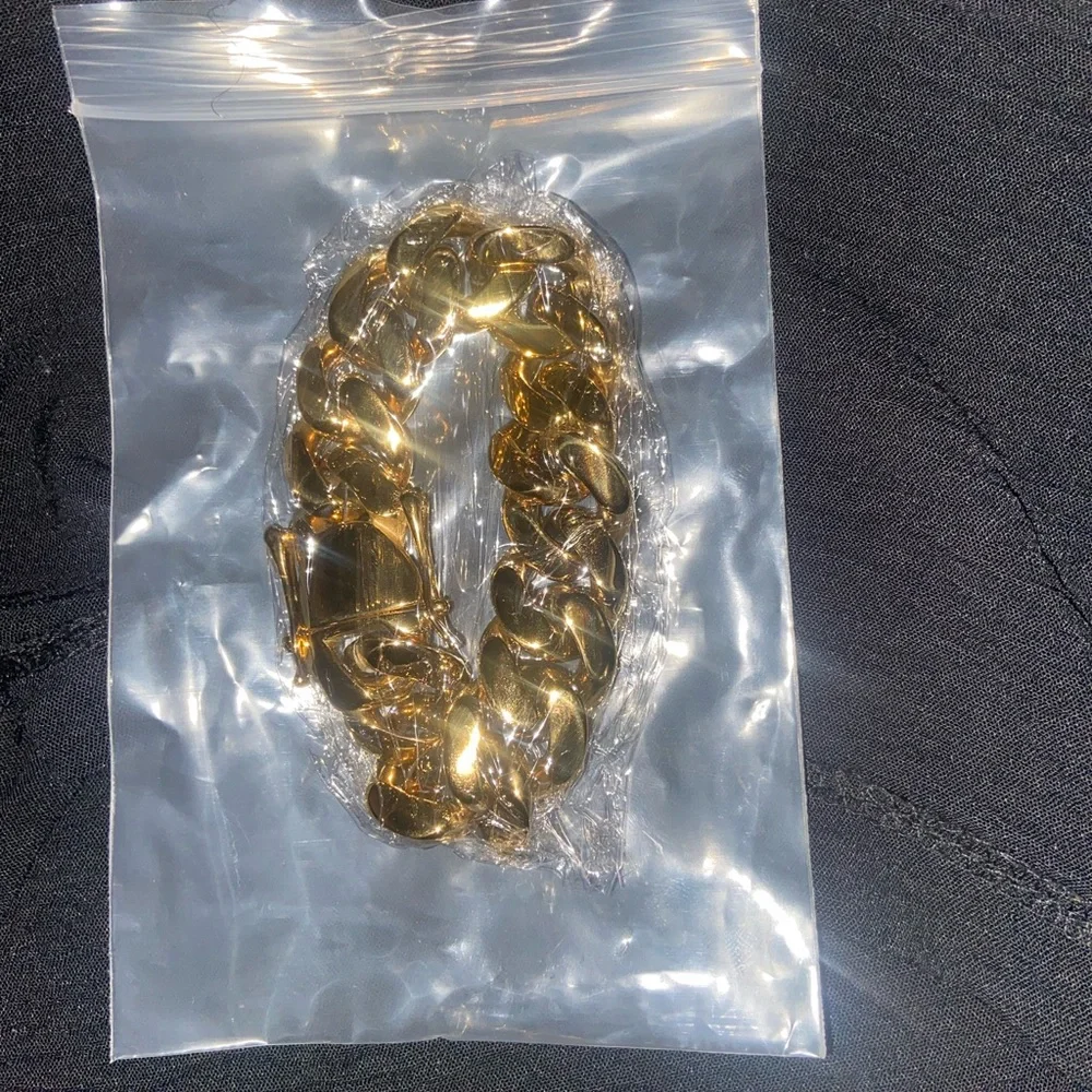 Gold Cell Phone Chain Accessory